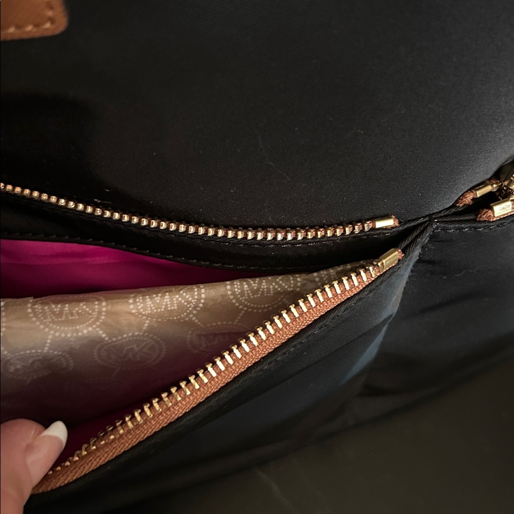 New MICHEAL MICHEAL KORS KEMPTON XL Pocket Overnight Black/ Brown Tote Bag - Picture 5 of 13